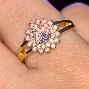 💗💗💗Golden Halo Cluster Ring with White Stones - size 9